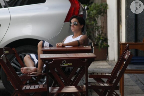 Thammy Miranda relaxa na orla carioca em um dia de folga das gravações de 'Salve Jorge'