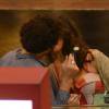 Guilherme Winter e Gisellle Itié se conheceram nas gravações da novela 'Os Dez Mandamentos' e foram clicados aos beijos em restaurante do Rio de Janeiro