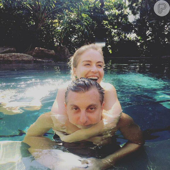 Angélica e Luciano Huck curtem feriado de sol juntos na piscina, nesta sexta-feira, 22 de abril de 2016