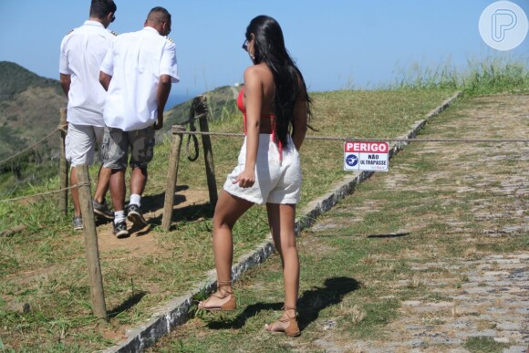 Munik, campeã do 'BBB16', sobrevoou Búzios, nesta sexta-feira, 22 de abril de 2016