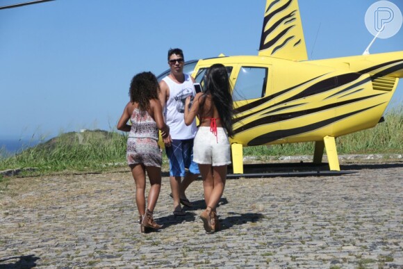 Munik, campeã do 'BBB16', sobrevoou Búzios, nesta sexta-feira, 22 de abril de 2016