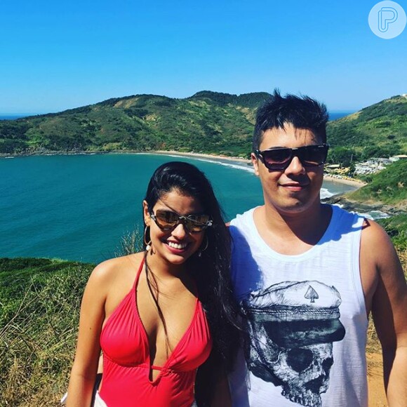 Acompanhada do irmão Leandro Barbosa, Munik postou uma foto já na praia em seu Instagram