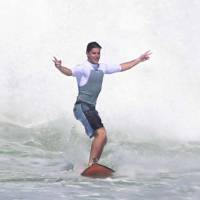 Klebber Toledo mostra boa forma e habilidade em dia de surfe no Rio