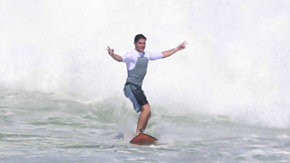 Klebber Toledo mostra boa forma e habilidade em dia de surfe no Rio