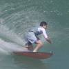 Klebber Toledo mostra habilidade ao surfar em praia do Rio, nesta sexta-feira, 22 de abril de 2016