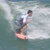 Klebber Toledo mostra habilidade ao surfar em praia do Rio, nesta sexta-feira, 22 de abril de 2016