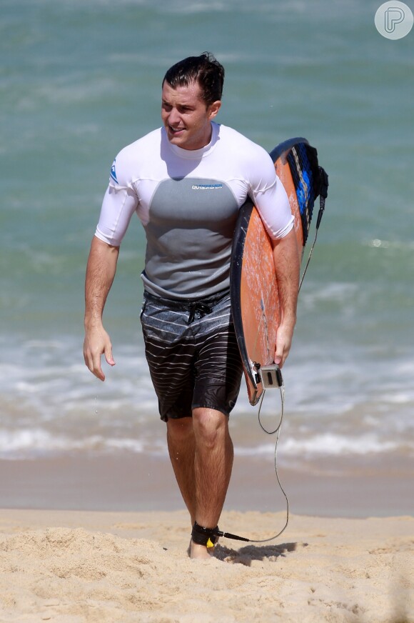 Usando bermuda e blusa própria para a prática de surfe, Klebber Toledo mostrou boa forma na praia