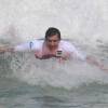 Klebber Toledo surfa na Praia da Macumba, no Rio, nesta sexta-feira, 22 de abril de 2016