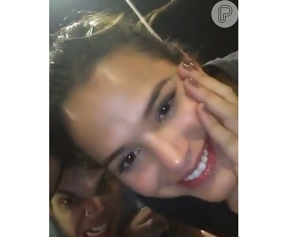 Em um vídeo publicado por um dos amigos de Bruna no Instagram, a atriz questiona se está sendo gravada e sorri para a câmera