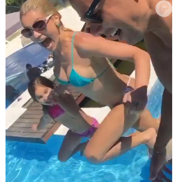 Flávia Alessandra, a filha Olívia e Otaviano Costa apareceram se divertindo na piscina em um vídeo publicado pela atriz