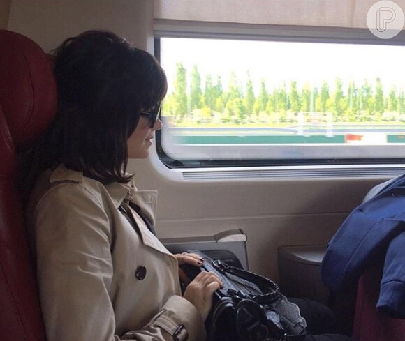 Vanessa Giácomo é clicada pelo marido, Giuseppe Dioguardio, durante viagem de trem na Europa
