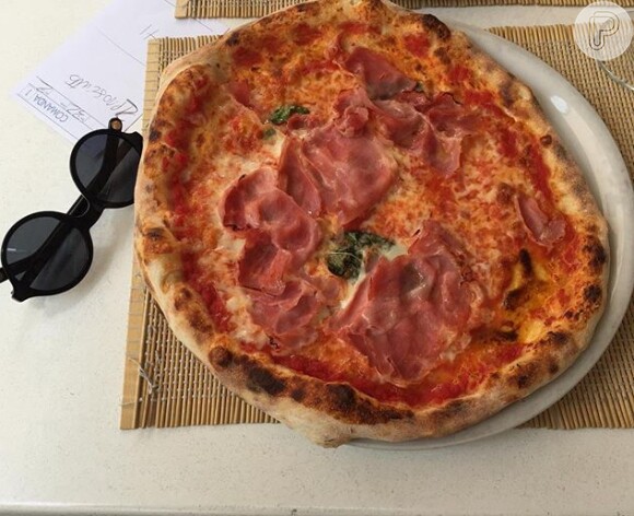 Vanessa Giácomo se deliciou comendo uma pizza durante a estadia na Itália