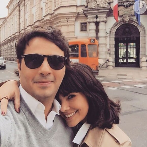 Vanessa Giácomo compartilha clique em Torino, na Itália, com o marido, Giuseppe Dioguardio