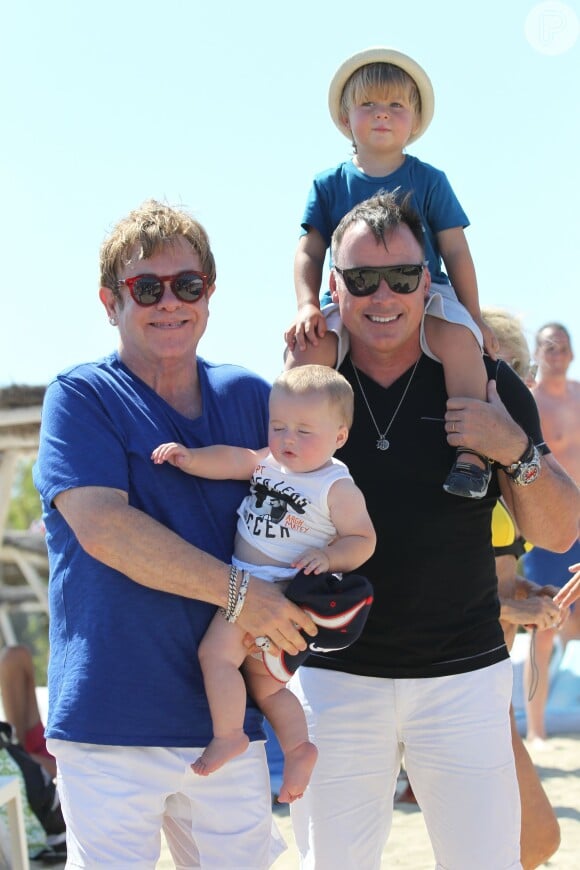 Elton John e seu companheiro David Furnish adotaram duas crianças: Zachary e Elijah