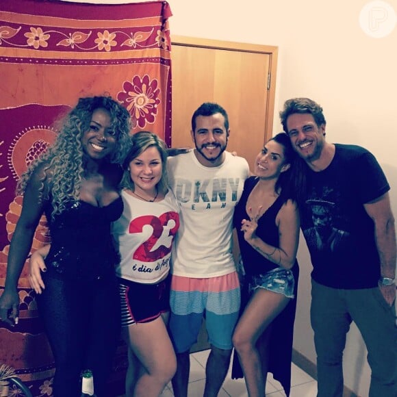 Adélia reencontrou amigos de confinamento na última quinta-feira (22): na foto, ela posa com Juliana, Matheus, Cacau e Daniel
