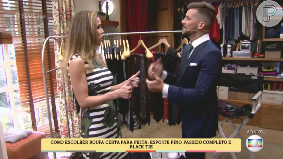 Ana Furtado combinou um vestido listrado e tênis prateado no programa 'É de Casa' deste sábado (23)