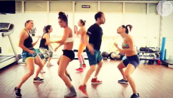 Deborah Secco e Juliana Paes aproveitaram o sábado (23) para fazer aula de dança juntas