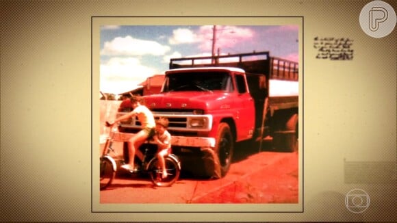 Na foto, Daniel aparece de bicicleta em frente ao caminhão, com o irmão Eduardo na garupa