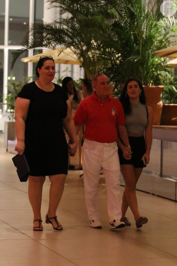 Lívian Aragão chegou para jantar com a mãe, Lílian Taranto, e o pai, Renato Aragão, em shopping na Zona Oeste do Rio de Janeiro