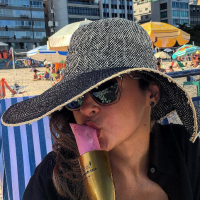 Ex-BBB Ana Paula Renault curte praia no Rio com drink improvisado: 'Chandolé'