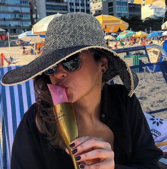 Ex-BBB Ana Paula Renault toma sacolé em taça em praia do Rio de Janeiro, em 24 de abril de 2016