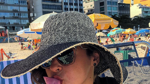 Ex-BBB Ana Paula Renault curte praia no Rio com drink improvisado: 'Chandolé'