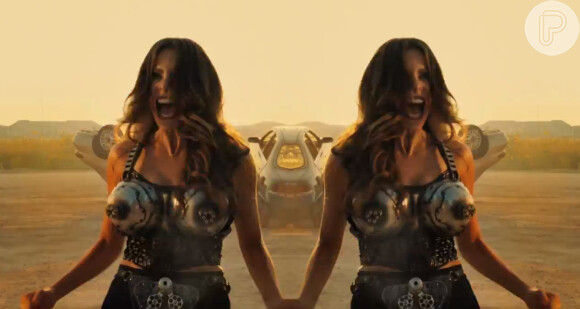 Sofia Vergara aparece em uma imagem duplicada e com metralhadoras na lingerie