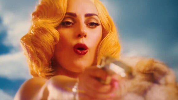 Mel Gibson e Charlie Sheen participam de 'Aura', lyric video de Lady Gaga