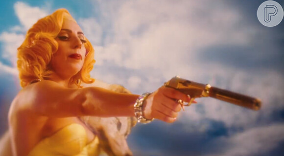 Lady Gaga é uma das vilãs de 'Machete Mata' está sempre de arma em punho
