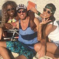 Ex-BBBs Adélia, Juliana e Daniel vão à praia juntos no Rio de Janeiro: 'De boas'