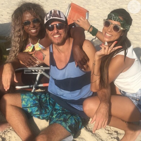 Ex-BBBs Adélia, Juliana e Daniel curtem praia da Barra neste domingo, 24 de abril de 2016