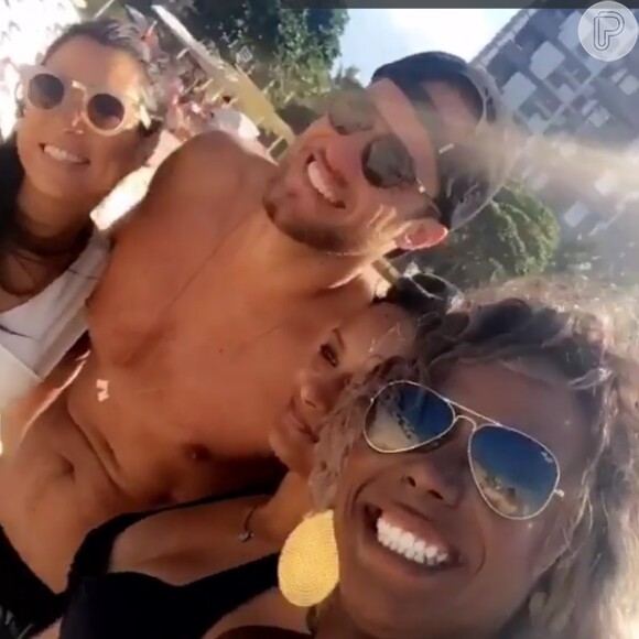 Adélia, Juliana e Daniel posam com fã em praia da Barra da Tijuca