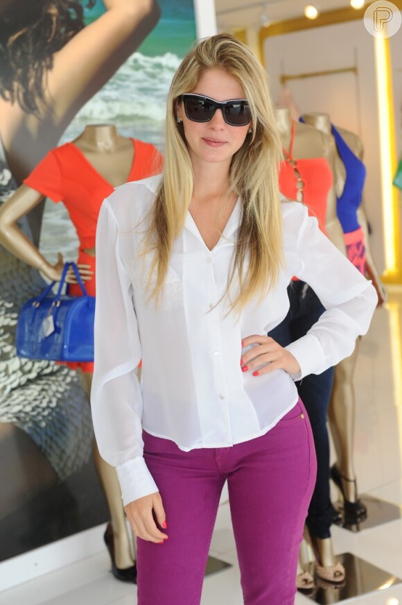 Sem Mateus Verdelho, Bárbara Evans vai a evento em loja de roupas, em São Paulo, nesta quinta-feira, 10 de outubro de 2013, com camisa transparente, deixando sua lingerie à mostra