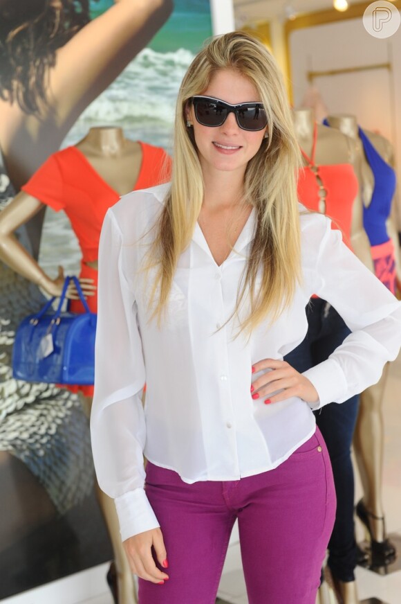 Bárbara Evans, namorada de Mateus Verdelho, apostou em uma camisa transparente para prestigiar um evento em uma loja de roupas em São Paulo, nesta quinta-feira, 10 de outubro de 2013