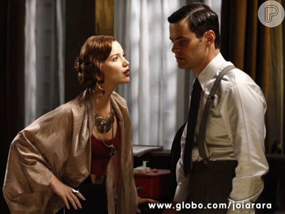 Manfred (Carmo Dalla Vecchia) conta a Silvia (Nathalia Dill) que vai sabotar a fábrica para prejudicar Franz (Bruno Gagliass), em 'Joia Rara'