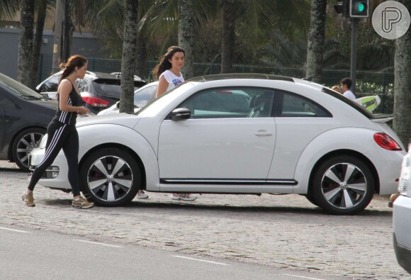 Deborah Secco segue para o seu carro após a caminhada na praia da Barra