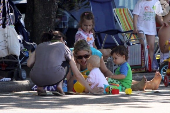 Luana Piovani se encantou com um bebê que brincava ao lado de seu filho Dom