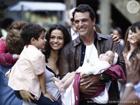 O casal Théo (Rodrigo Lombardi) e Morena (Nanda Costa) termina a novela 'Salve Jorge' junto e feliz