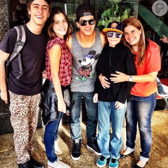 Arthur Aguiar publica foto com atores de 'Em Família', em Goiás
