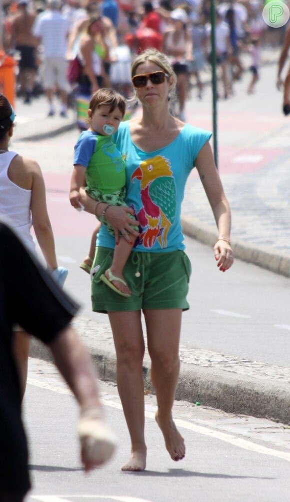 Luana Piovani caminha na orla da praia com o filho, Dom