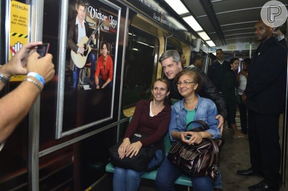Victor posa com fãs dentro do vagão do metrô