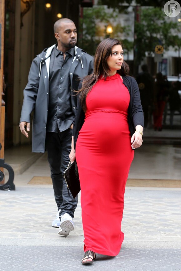 Kim Kardashian curtiu a gravidez de sua primeira filha e exibiu looks estilosos durante o período