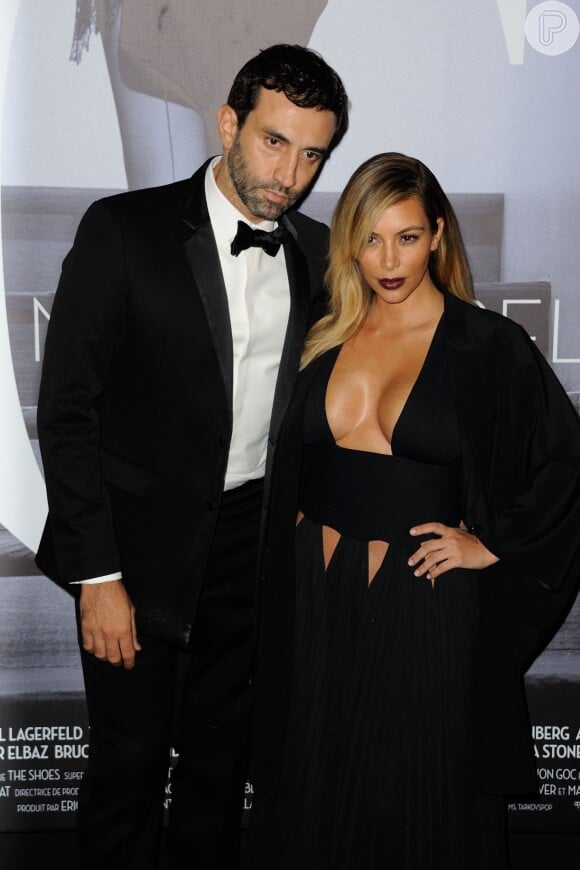 Kim Kardashian revelou que faz a dieta de Atkins para emagrecer ao ser perguntada sobre como está com o corpo em forma, apenas 4 meses após o nascimento da filha
