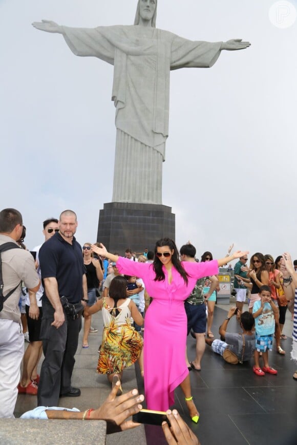 Kim Kardashian visitou o Rio de Janeiro e posou ao lado do monumento do Cristo Redentor