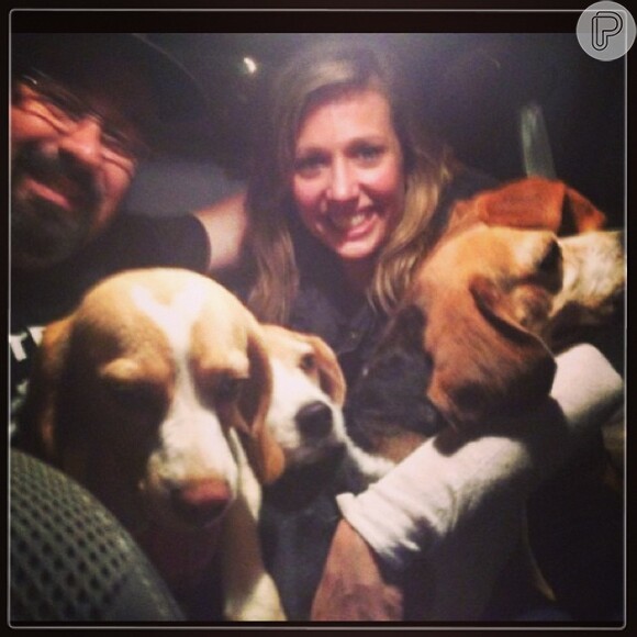 Luiza Mell posa com cães da raça beagle que foram resgatados do Instituto Royal no interior de São Paulo