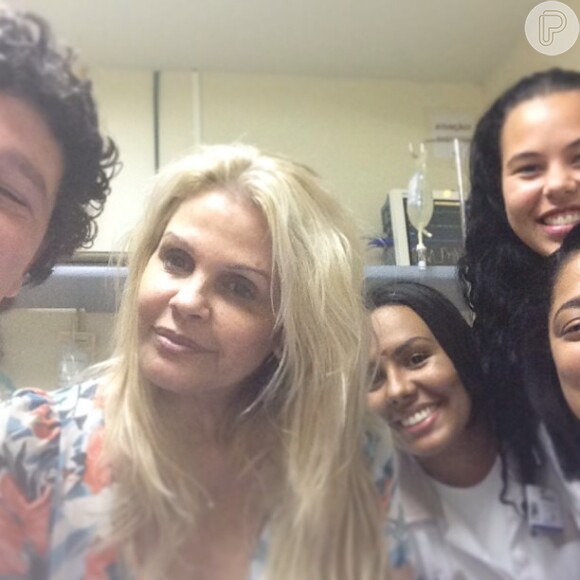Monique Evans fez amizade com os enfermeiros da clínica psiquiátrica em que ficou internada no Rio de Janeiro