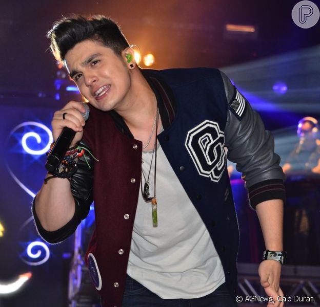 Luan Santana Exibe A Barriga Sequinha E Ganha Lingerie De Fa Durante Show Purepeople