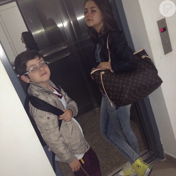 Klara Castanho posa com o irmão e usa bolsa Louis Vuitton