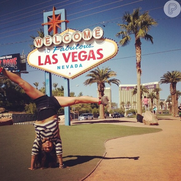 Daniele Suzuki faz posição de ioga em Las Vegas, nos Estados Unidos