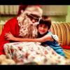 Lucas posa dando um abraço no Papai Noel no Natal